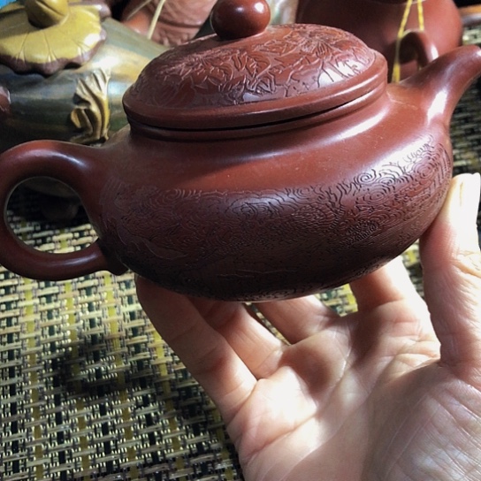 紫砂茶壶原矿泥料手工制作的紫砂壶。