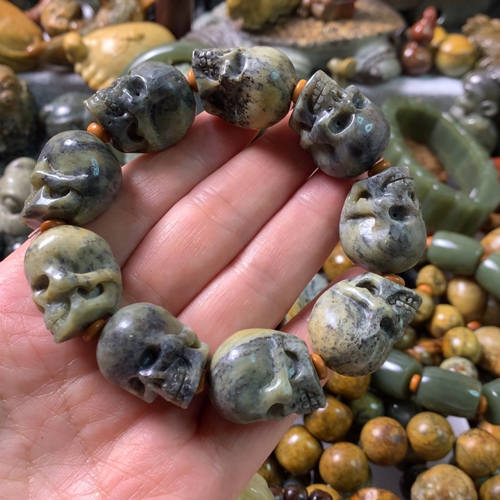 未镶嵌岫岩河磨玉（透闪石质玉）把件