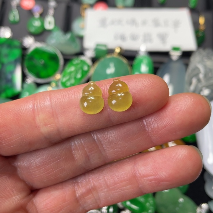 翡翠耳饰未镶嵌大***?胡芦