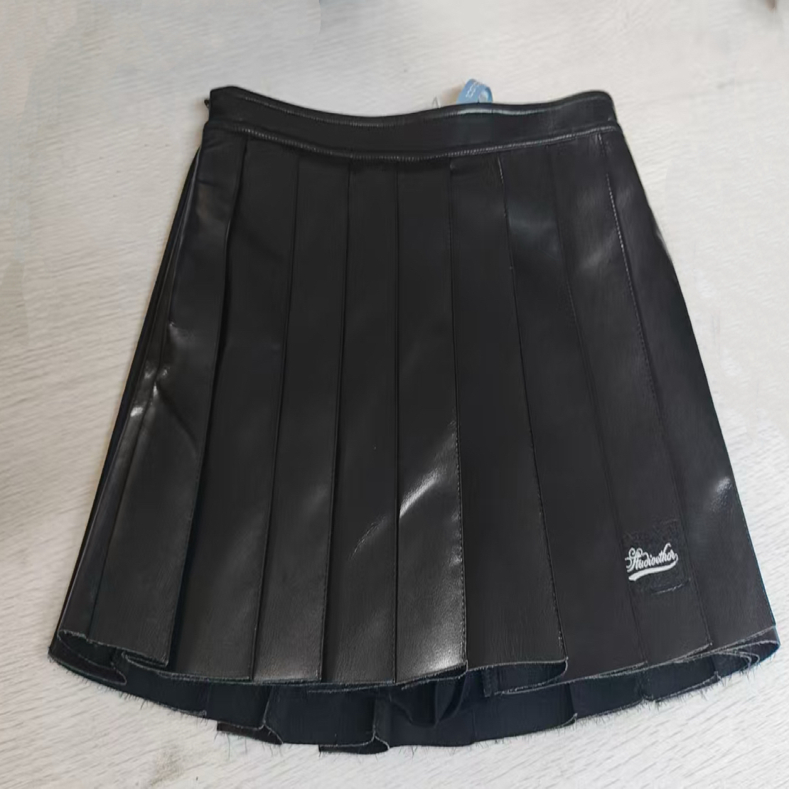 现货ET设计师品牌25秋冬新品纯色PU百褶迷你短裙