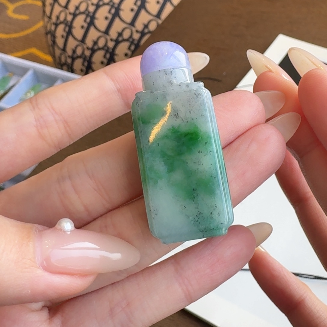 翡翠颈饰未镶嵌飘绿花特色鼻烟壶