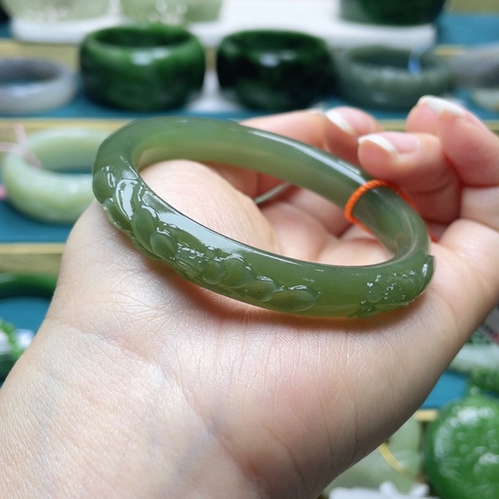 和田玉手镯56口。编号38未镶嵌