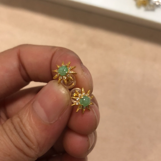 缅甸翡翠。S925银镶嵌。耳钉