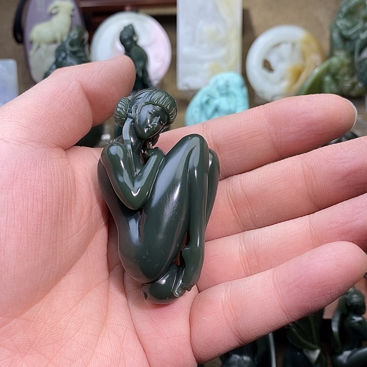 和田玉未镶嵌把件