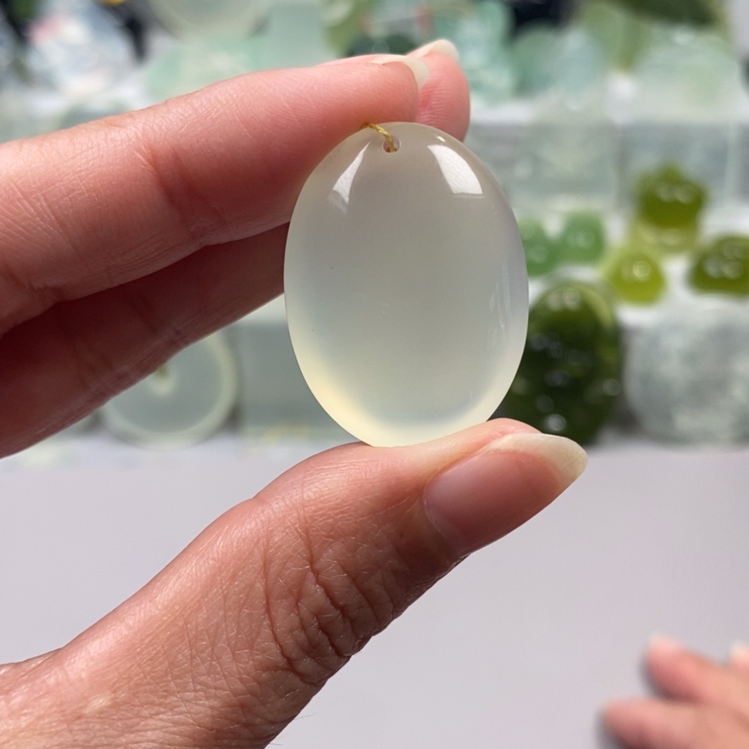 蛇纹石玉未镶嵌颈饰