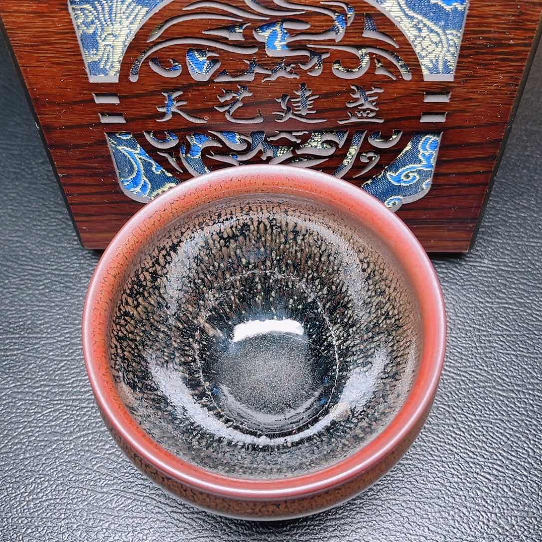 茶盏滴滴答答地响着