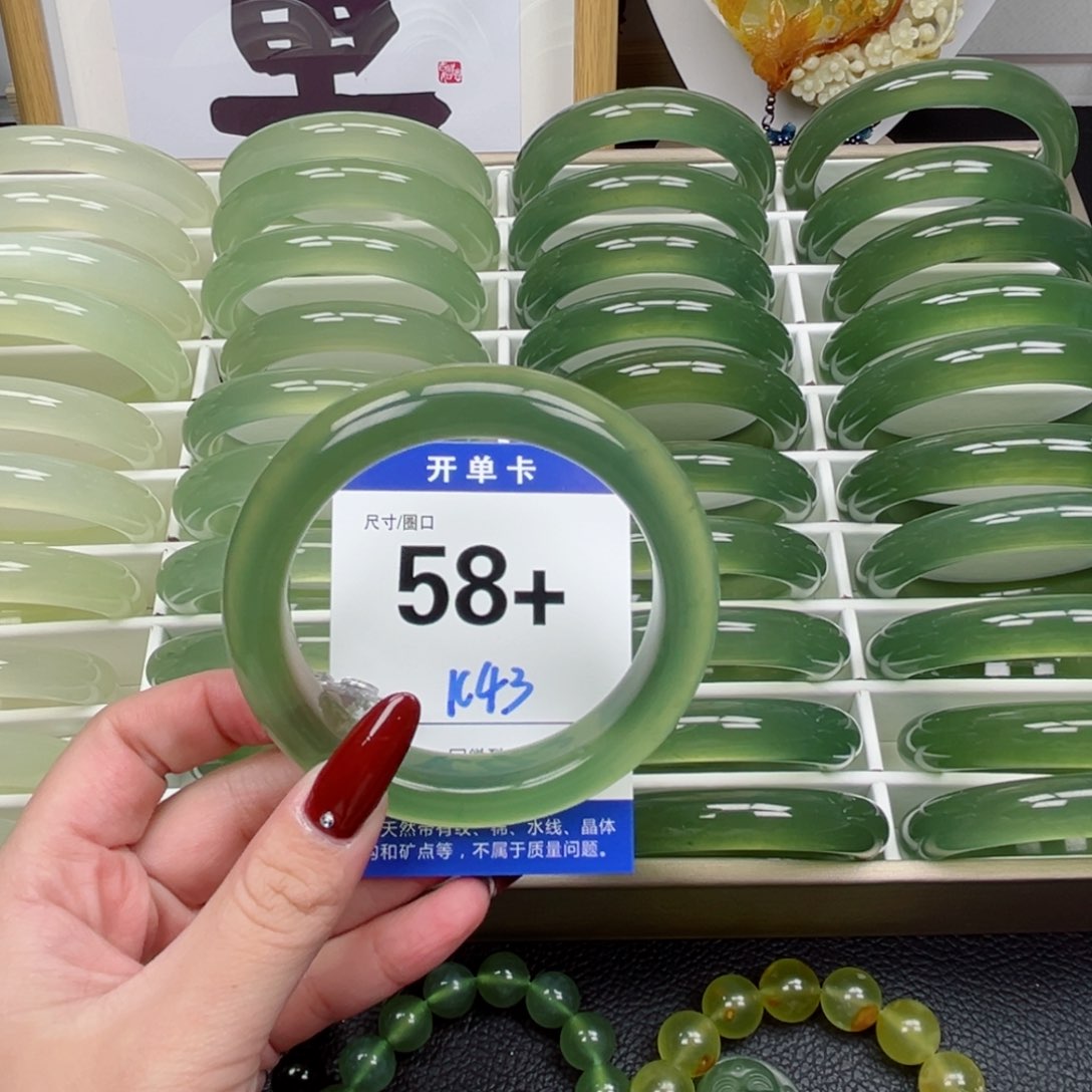 蛇纹石玉手镯未镶嵌咩**～