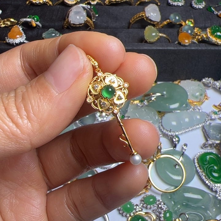 翡翠吊坠(不含链)18K金镶嵌翡翠吊坠项链