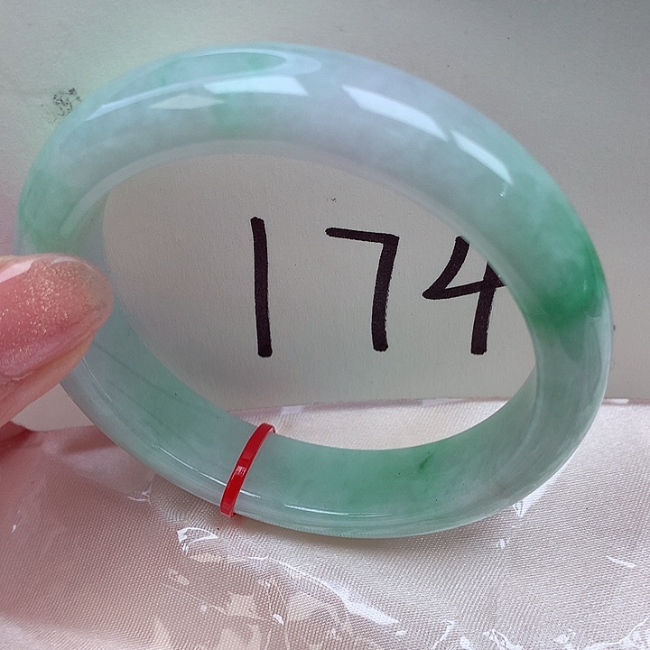 翡翠手镯未镶嵌翡翠