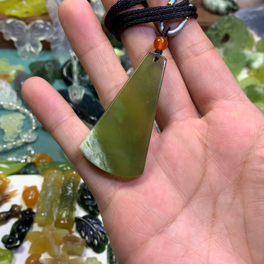 岫玉颈饰未镶嵌无事牌