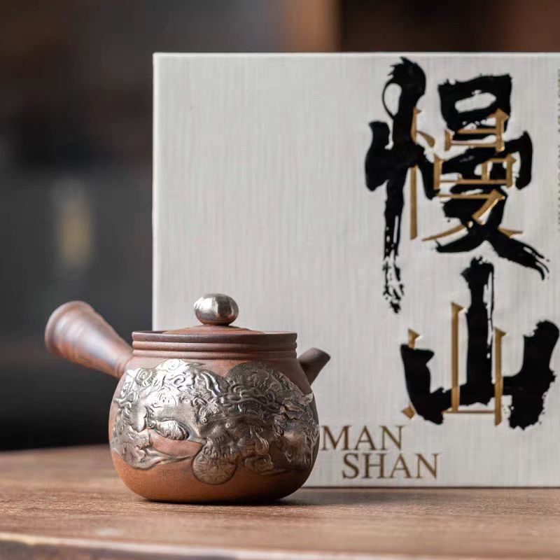 G050-慢山老岩泥手工醒狮侧把壶