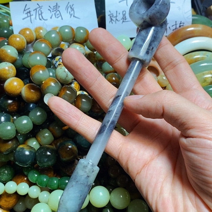 蛇纹石玉颈饰未镶嵌