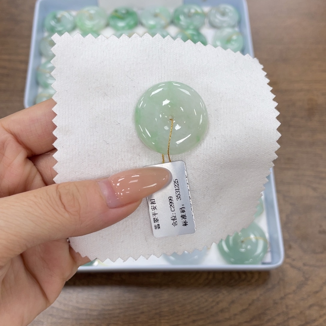 翡翠未镶嵌颈饰平安扣