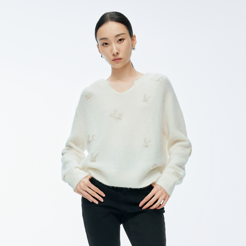 婉甸2025年冬季新品奶油白绣珠管毛织套头衫1244W21DM2