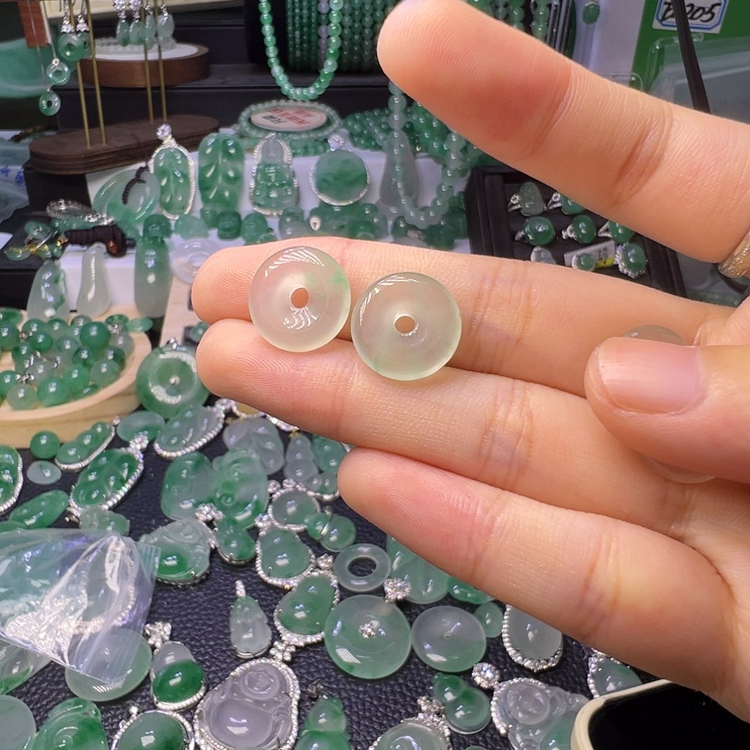 石英质玉（非洲翠）未镶嵌颈饰