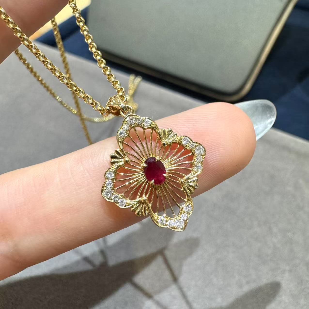 Meizuo珠宝·18k金天然钻石满钻红宝布布项链意式链重金重工