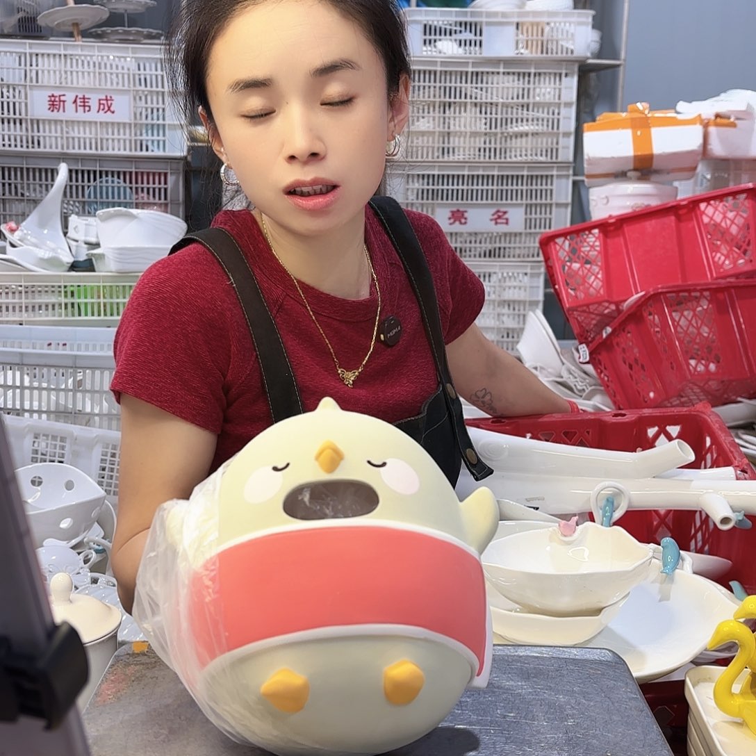 盘微瑕产品………小檬鸡纸巾盒一个