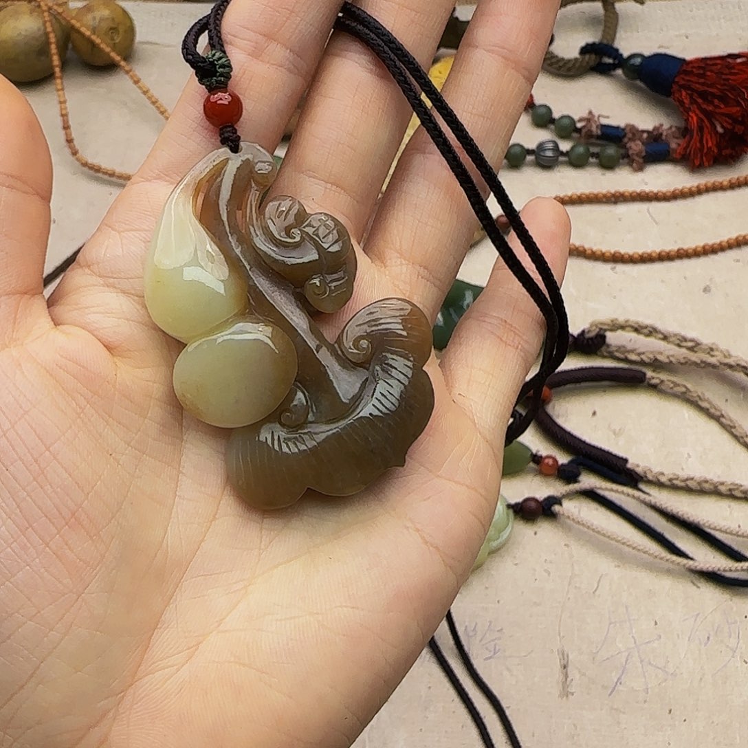 莉***子和田玉未镶嵌颈饰