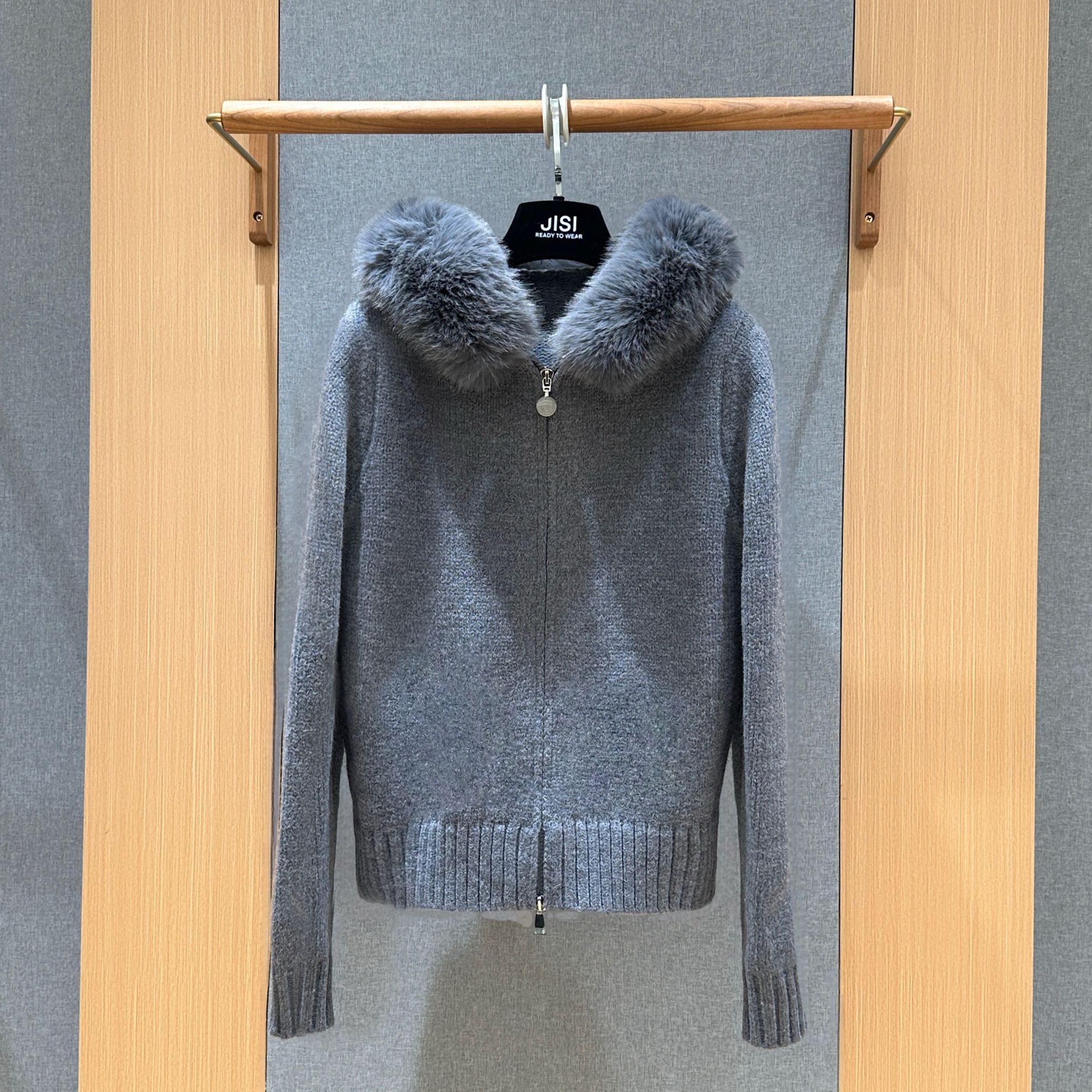 JISI  毛领灰色针织开衫厚毛衣外套-MZ25936J