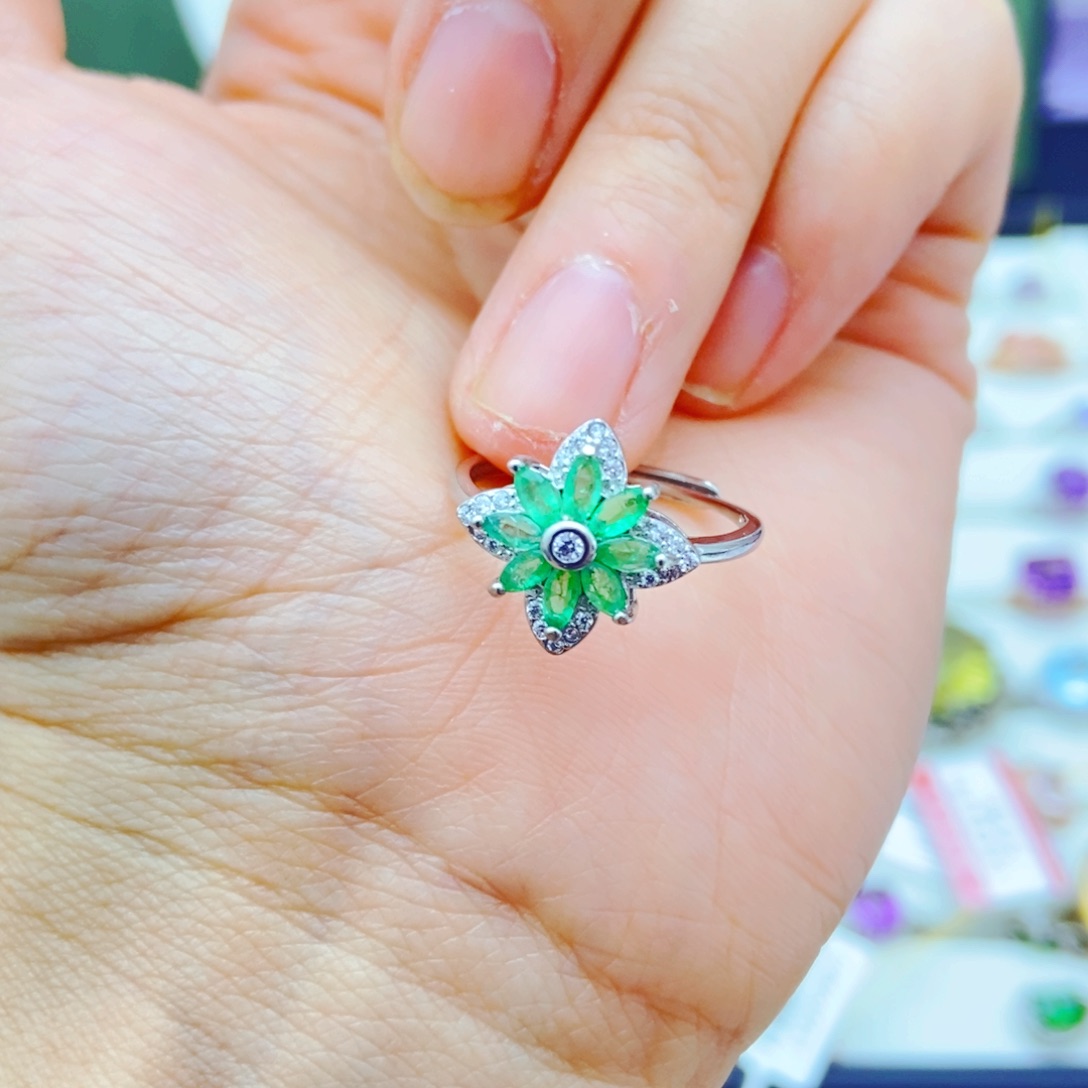 银S925镶嵌戒指祖母绿