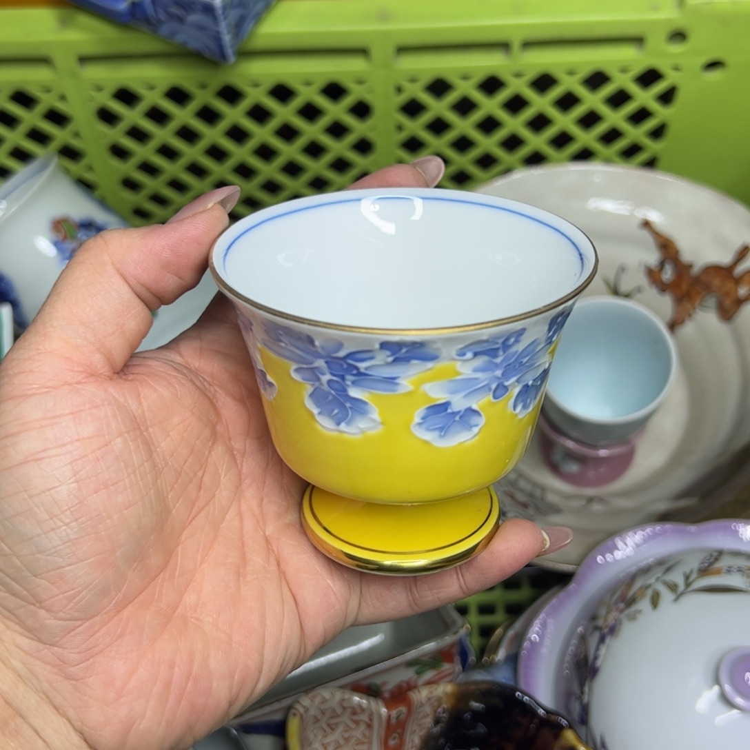 文山的黄色交趾釉高足 杯