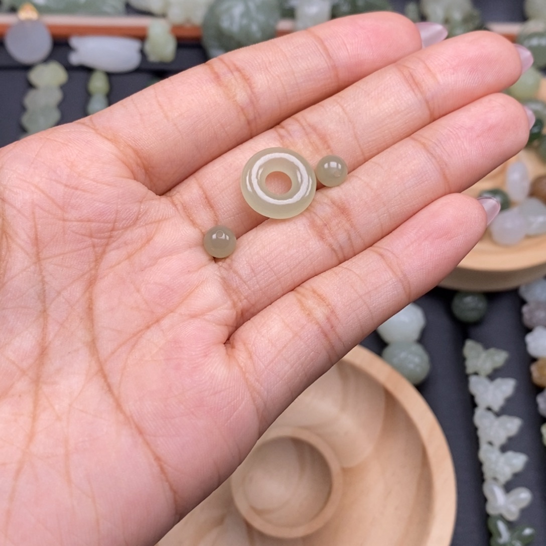 逆***蝶颈饰未镶嵌和田玉
