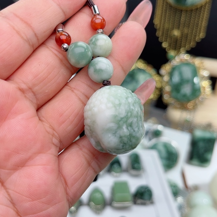 透闪石-蛇纹石玉未镶嵌颈饰