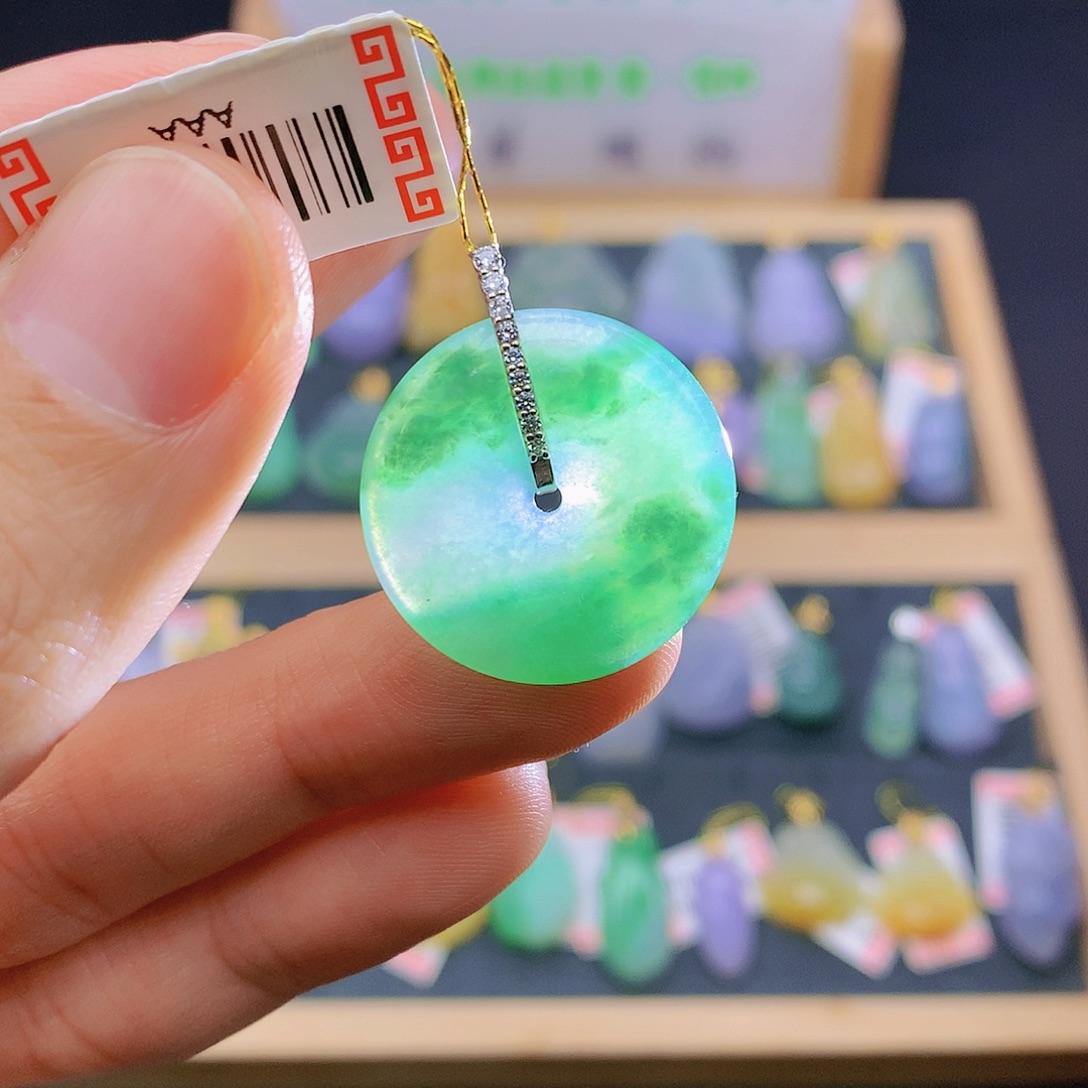 翡翠18K金镶嵌颈饰翡翠