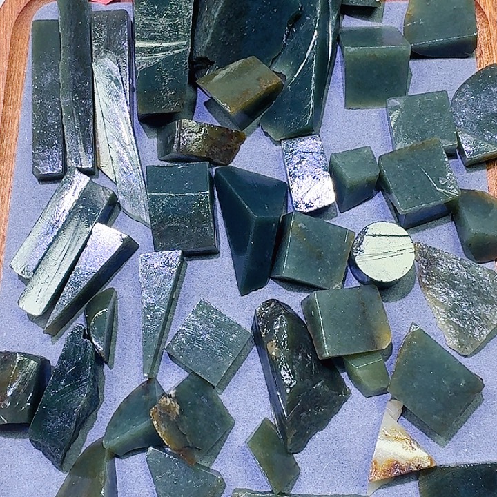 和田玉未镶嵌车挂