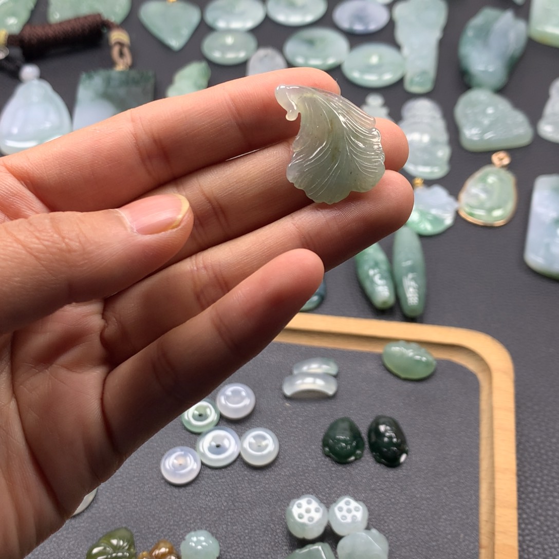 翡翠颈饰未镶嵌银杏叶