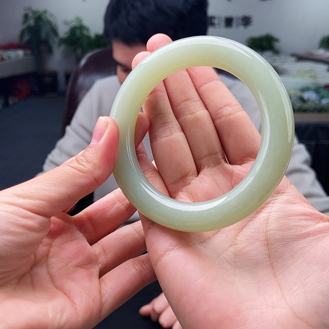 峰***转和田玉未镶嵌手镯61圆 颜色多样性发拍一发一