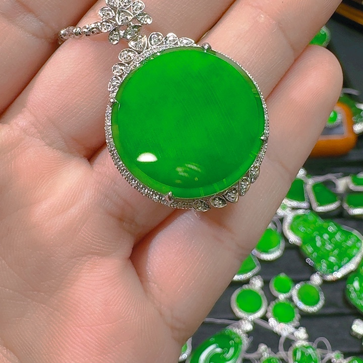 翡翠吊坠(赠链)18K金镶嵌A****e翡翠