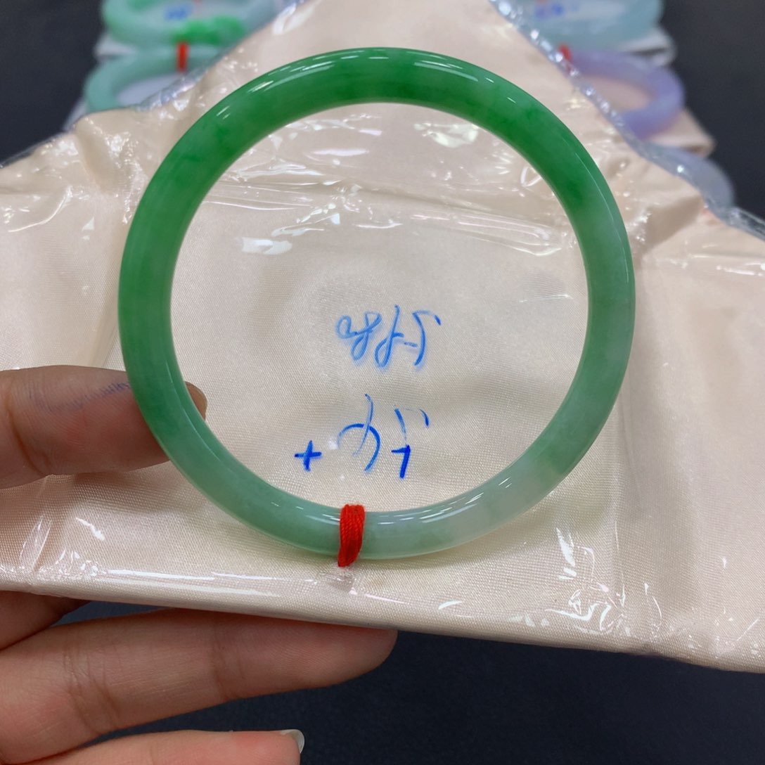 翡翠手镯未镶嵌翡翠