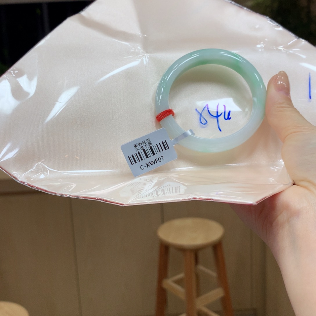 翡翠手镯未镶嵌不退不换