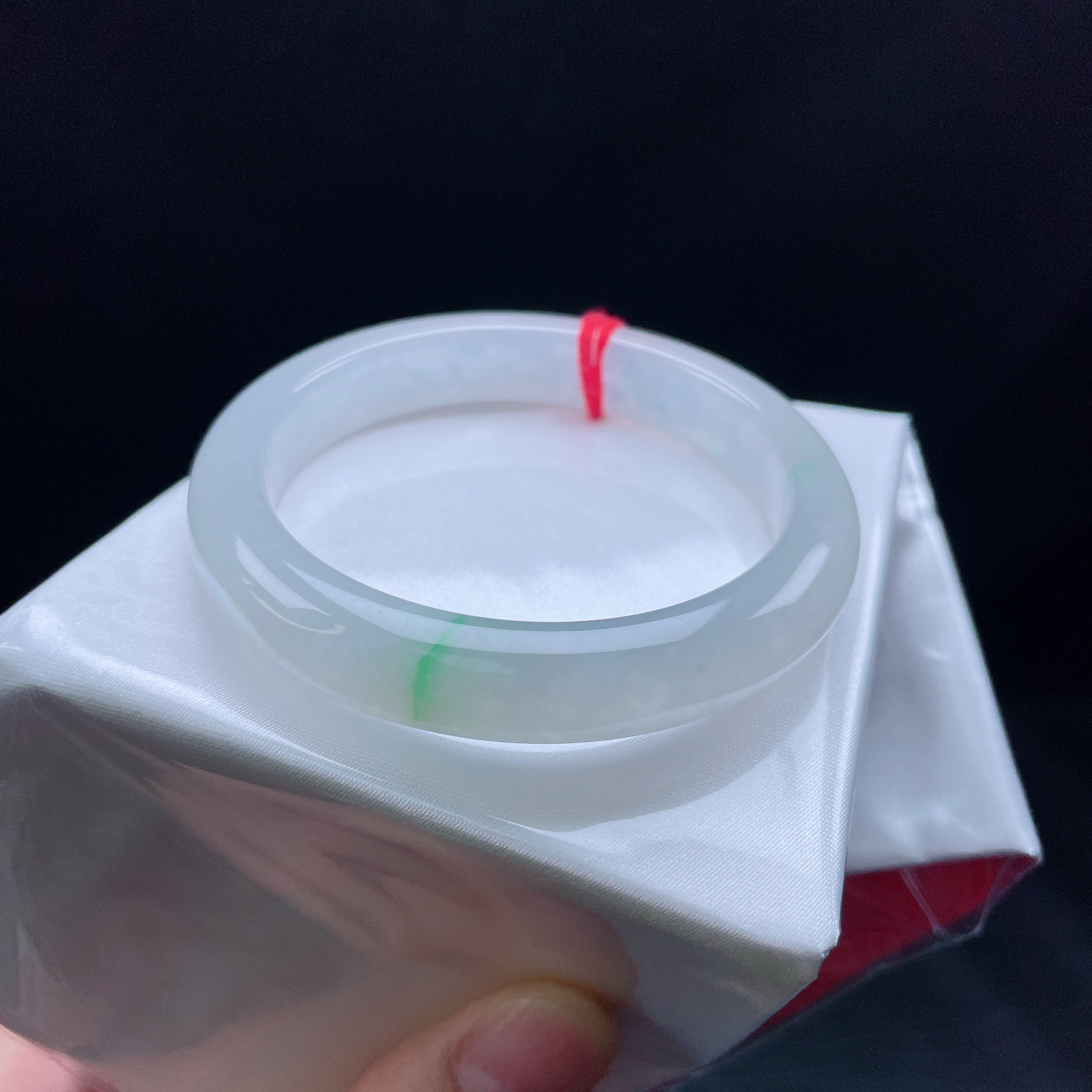 52圈冰糯飘绿宽边手镯 微纹裂