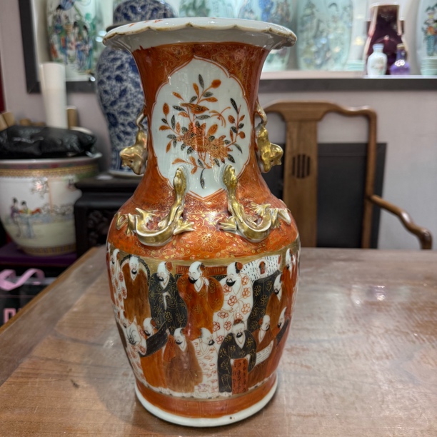 B153当代矾红人物赏瓶小磕