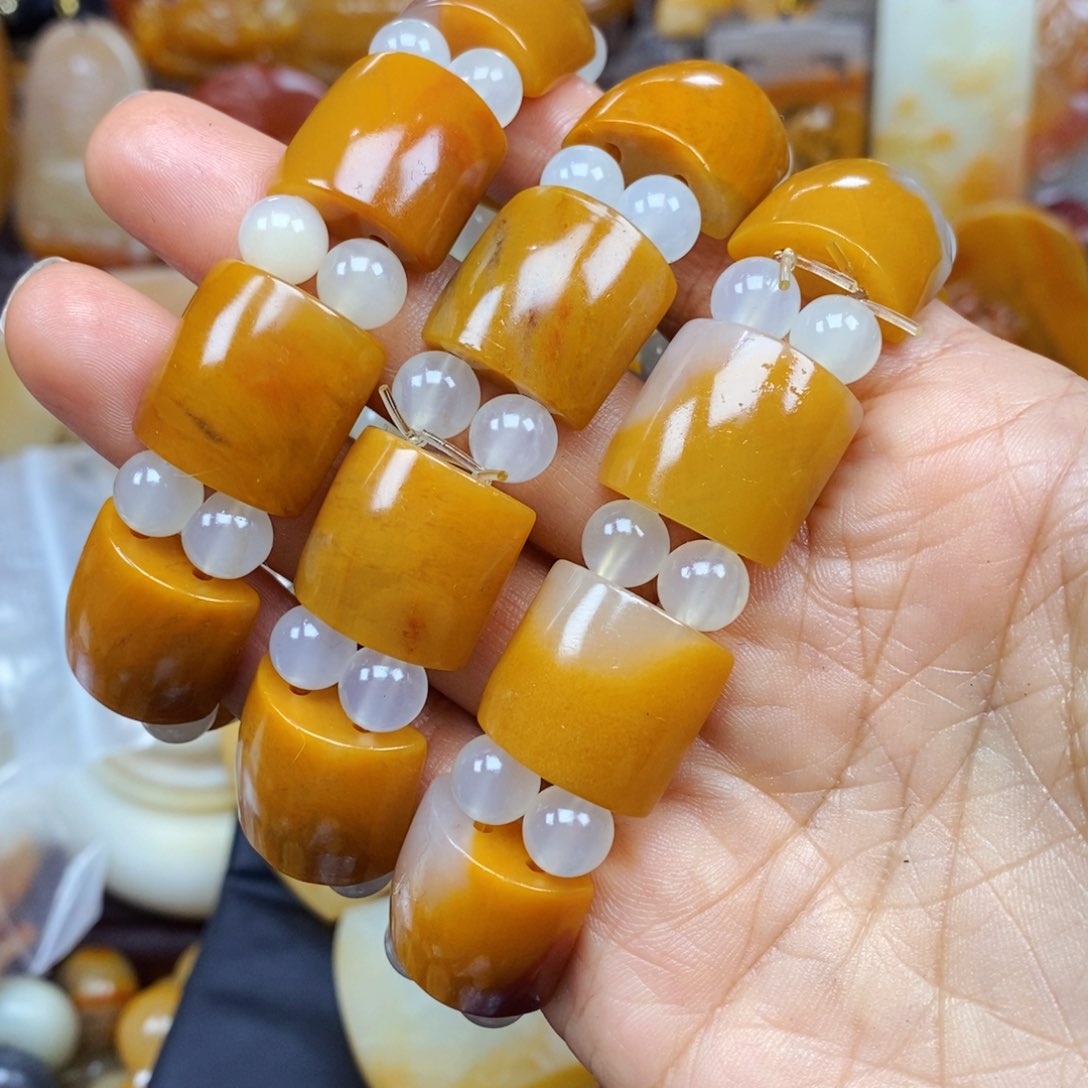 石英质玉（黄龙玉）颈饰未镶嵌