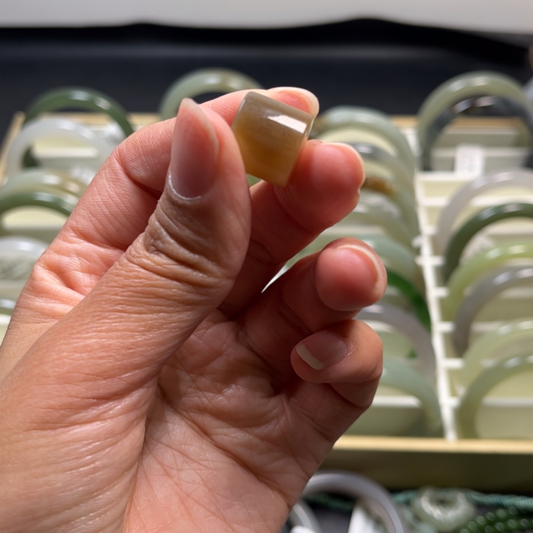 和田玉（糖玉）未镶嵌珠宝半成品路路通