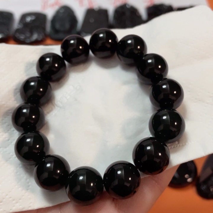 翡翠颈饰未镶嵌漫**路