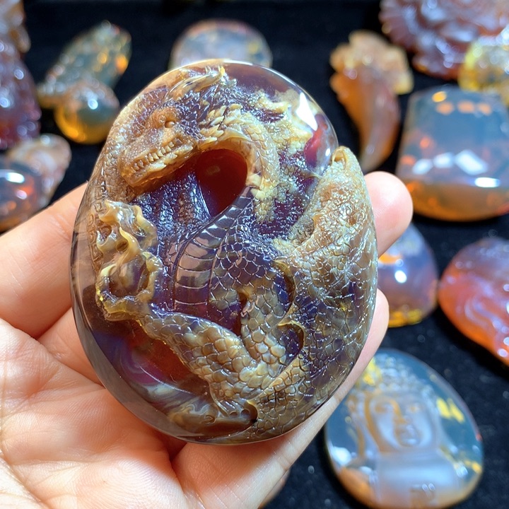 琥珀颈饰未镶嵌青瓷蜡雕刻件翼龙