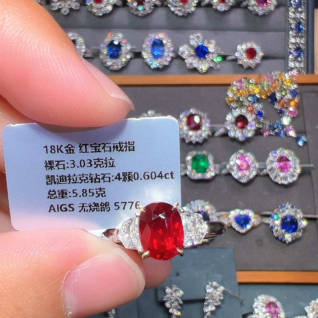 红宝石戒指18K金镶嵌