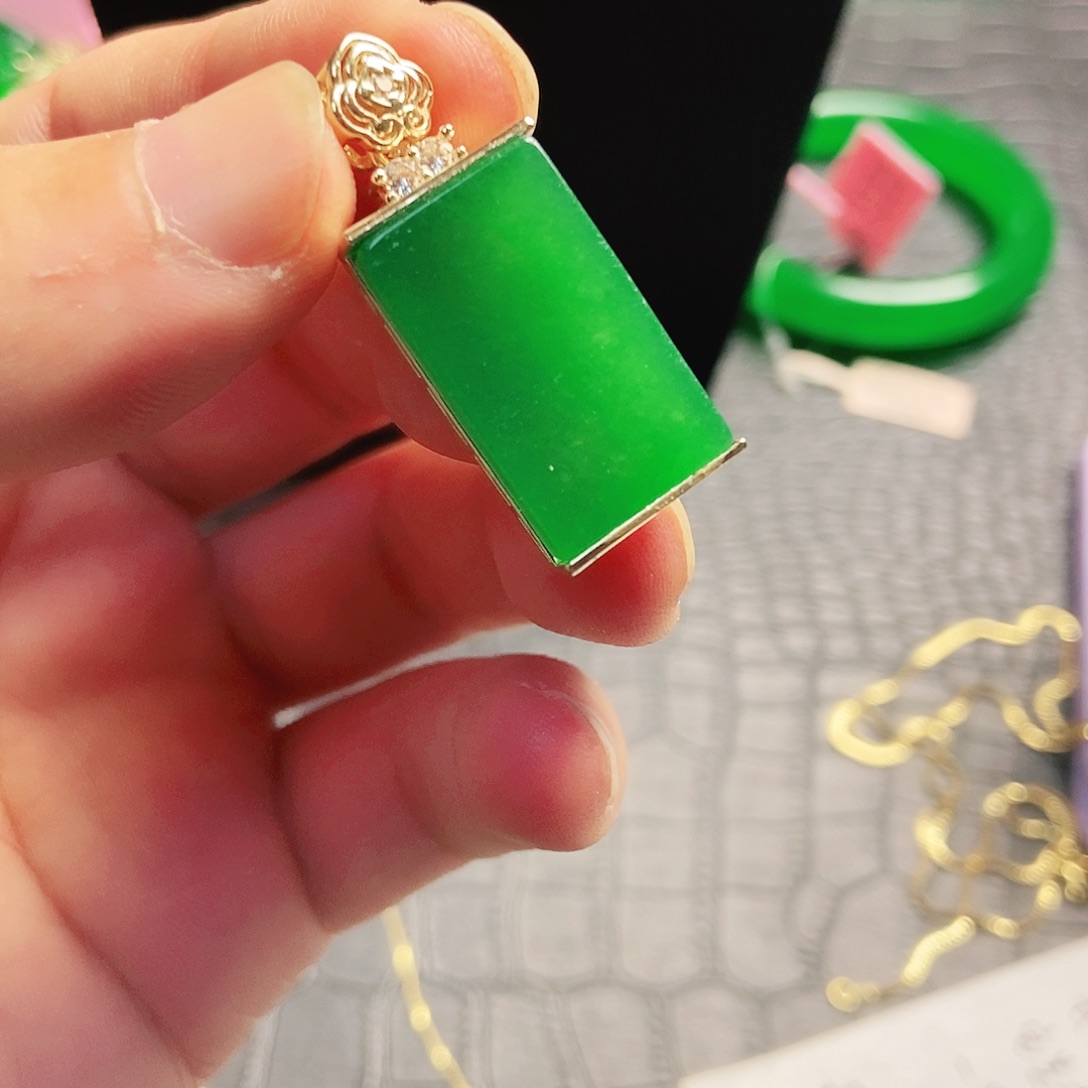 翡翠14K金镶嵌颈饰