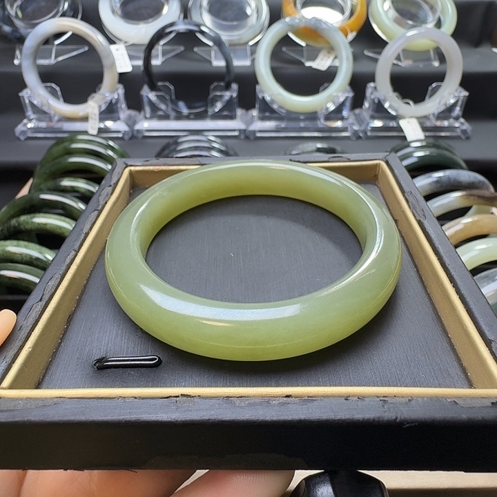 和田玉未镶嵌手镯