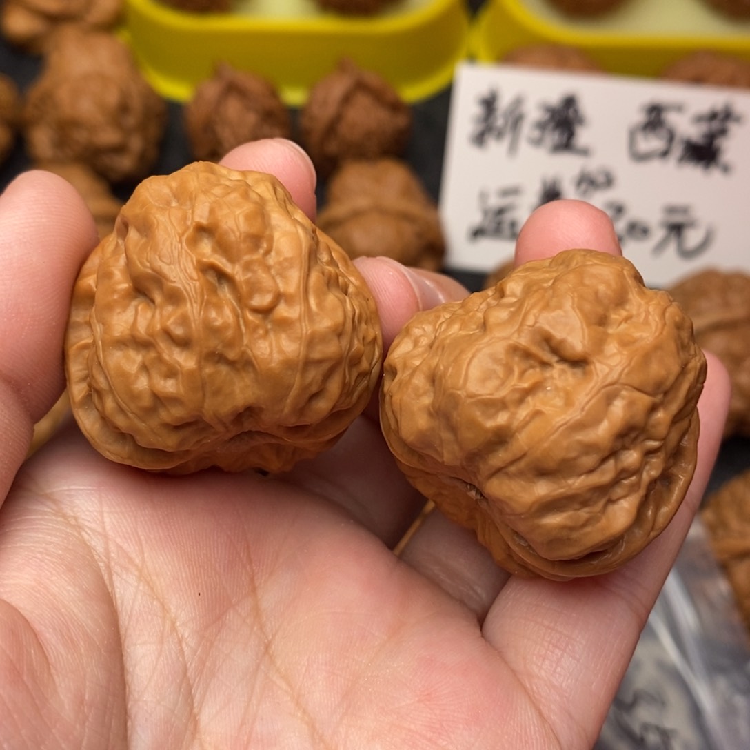 文玩核桃把件与***在蛤蟆35