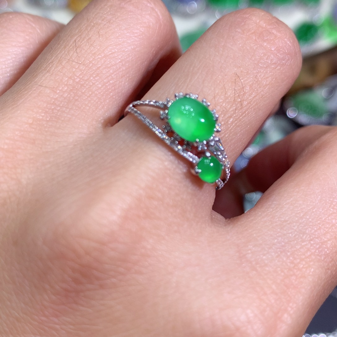 翡翠戒指18K金镶嵌翡翠