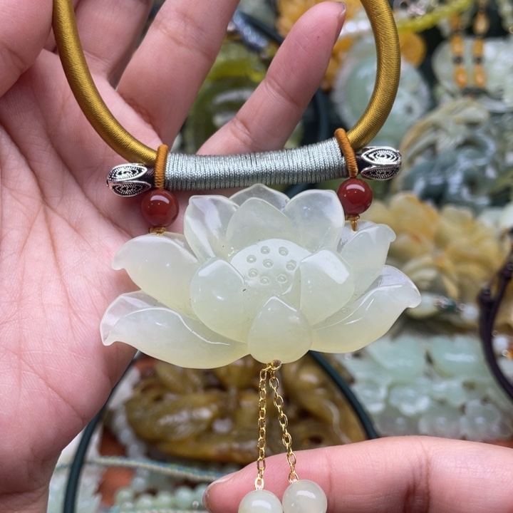 蛇纹石玉吊坠合金