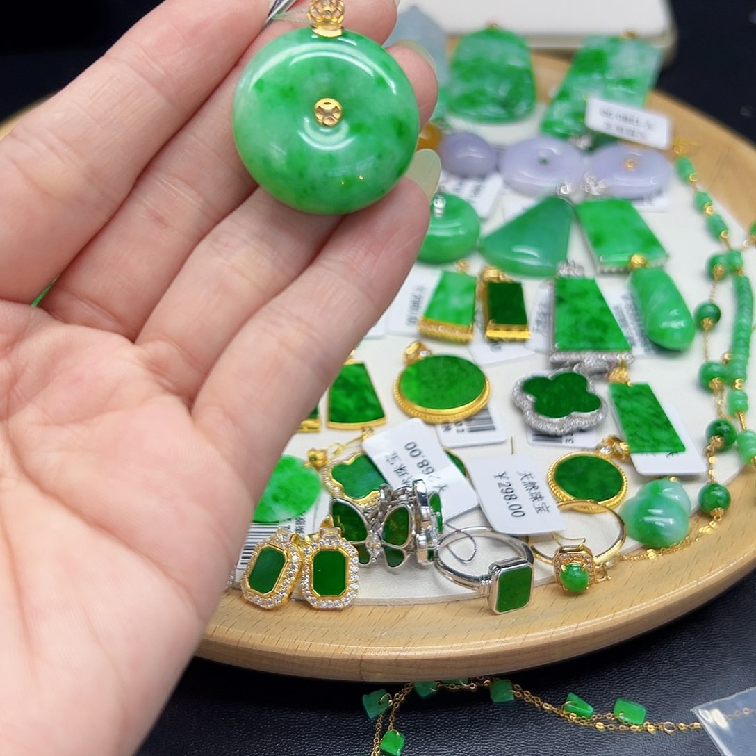 翡翠颈饰18K金镶嵌天然缅料A货一件