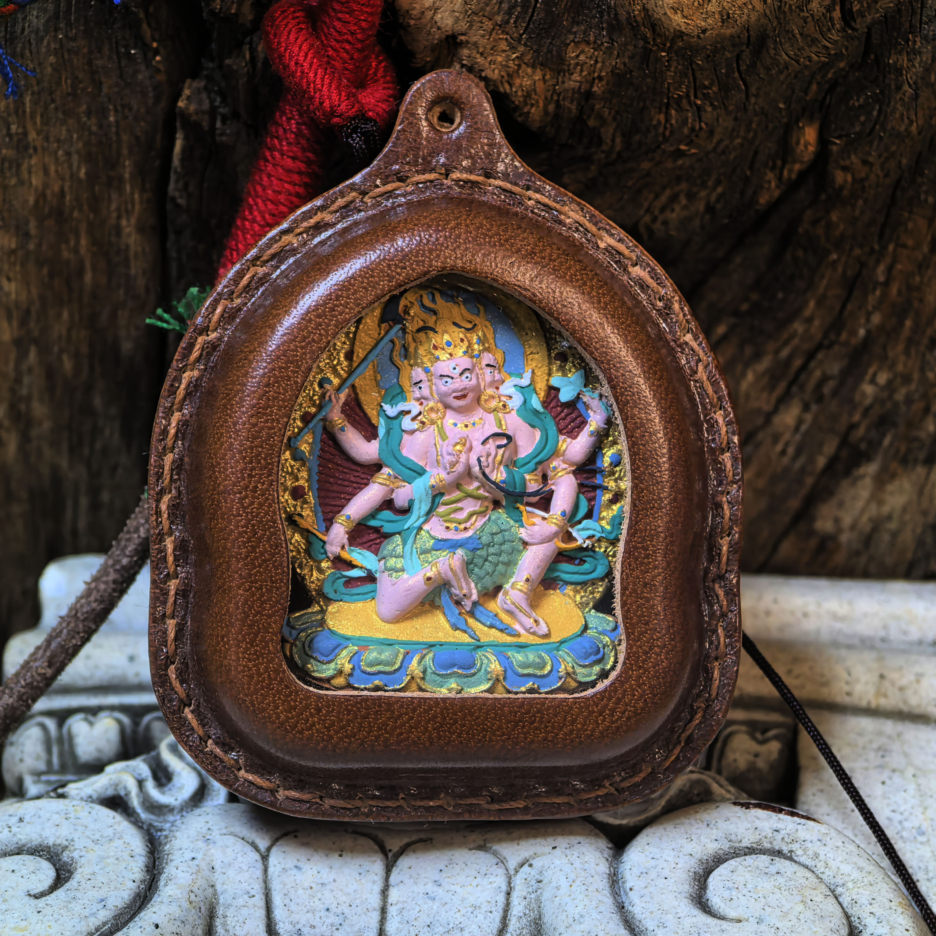 手工皮壳异形矿物颜料彩绘擦擦佛牌：叶衣佛母