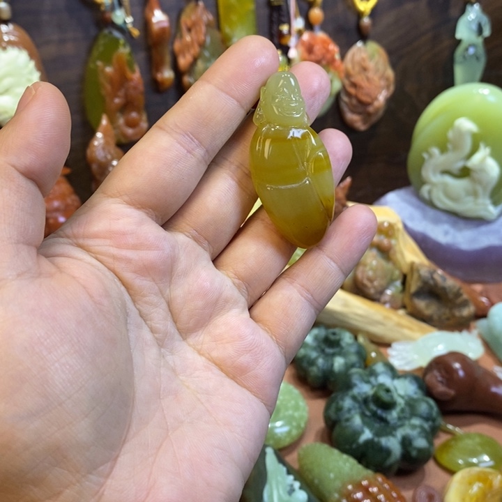 蛇纹石玉未镶嵌颈饰