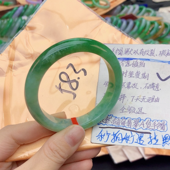翡翠手镯未镶嵌翡翠手镯